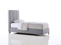 Einzelbett Stoff 210x100x130 cm - Hellgrau - Gepolstertes Bett mit hohem vertikal gegliedertem Kopfteil