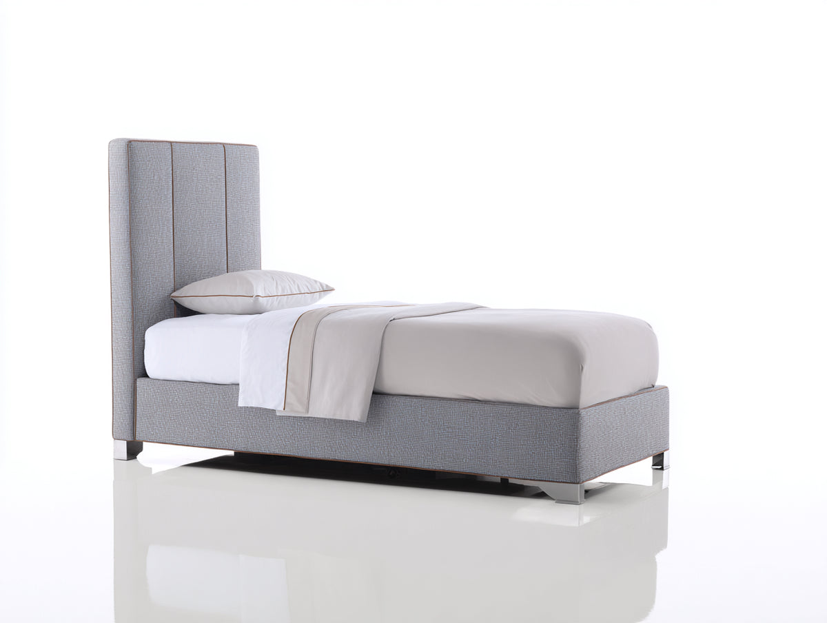 Einzelbett Stoff 210x100x130 cm - Hellgrau - Gepolstertes Bett mit hohem vertikal gegliedertem Kopfteil